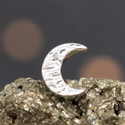 Threadless: Hammered Crescent Moon Pin In Gold -Starfire – Body Jewelry 40383 BodyVision BVLAthreadlessHammeredCrescentMoonPininGoldzfunky