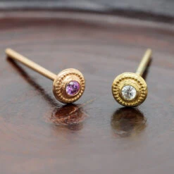 "Portola" Nostril Screw In Gold With Brilliant-Cut Gem -Starfire – Body Jewelry 41495 AnatometalPortolaNostrilScrewinGoldwithBrilliant CutGemzFunky